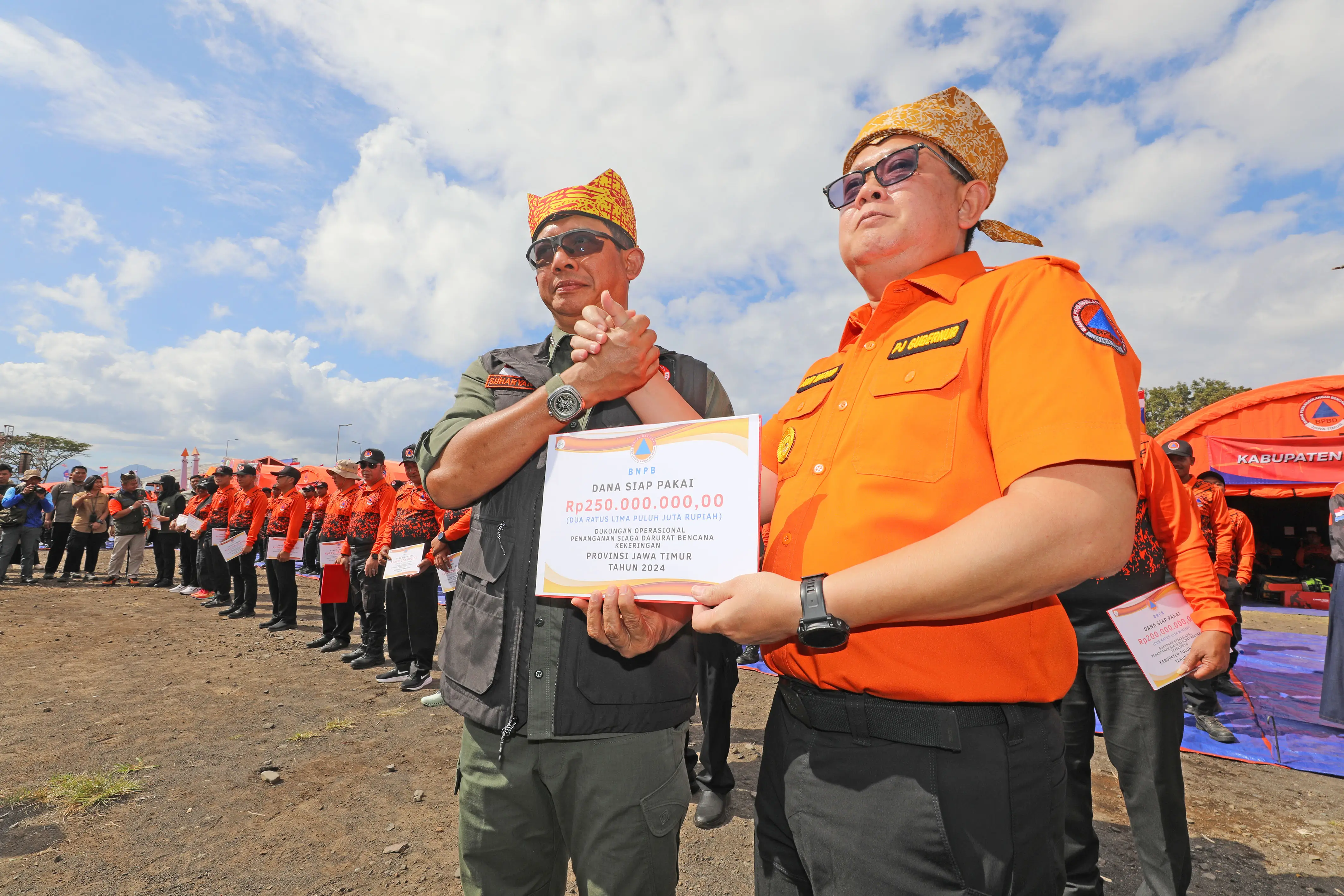 Pada kesempatan ini, BNPB turut menyerahkan dukungan bantuan operasional berupa Dana Siap Pakai (DSP) kepada Provinsi Jawa Timur sebesar 250 juta rupiah dan kepada 23 kabupaten/kota se-Jawa Timur masing-masing sebesar 200 juta rupiah, Minggu (14/7).